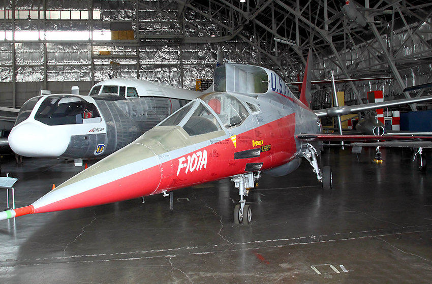 North American F-107A: Merkmal ist der Triebwerkslufteinlass oberhalb des Rumpfes des Jagdbombers