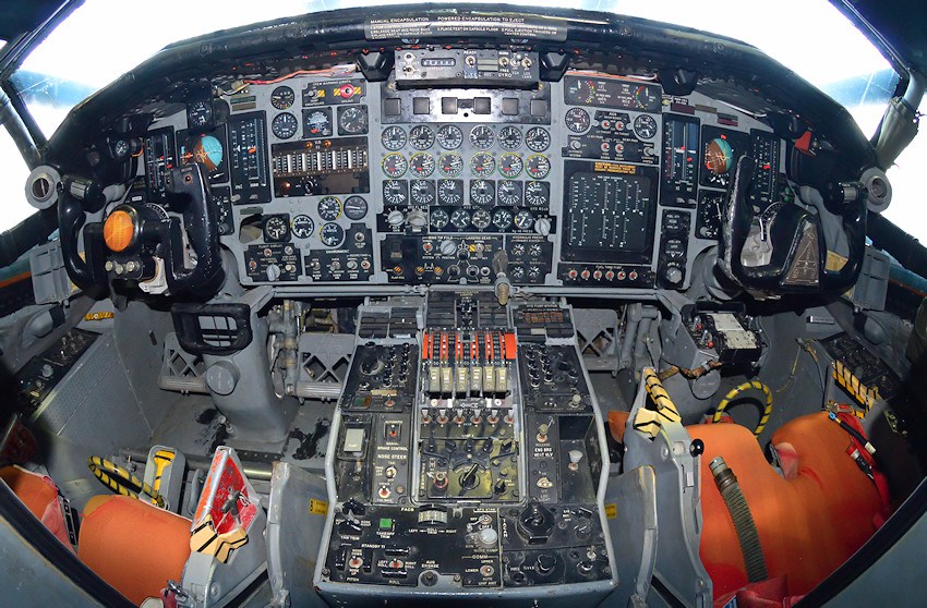 NORTH AMERICAN XB-70 VALKYRIE - Cockpit