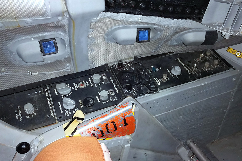 NORTH AMERICAN XB-70 VALKYRIE - Cockpit links