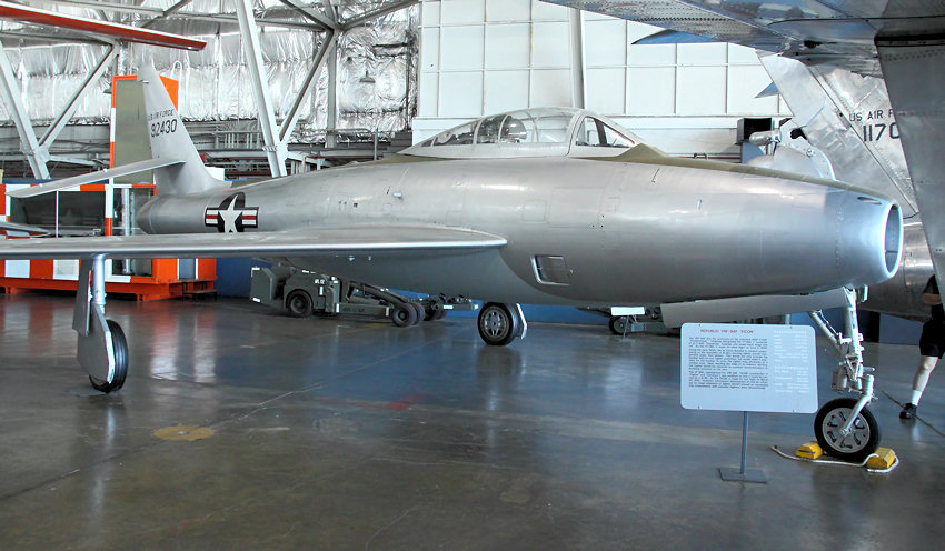 Republic YRF-84F Ficon: Der Prototyp der F-84 Thunderstreak sollte als Begleitjäger unter dem Rumpf des Bombers Convair B-36 Peacemaker mitgeführt werden
