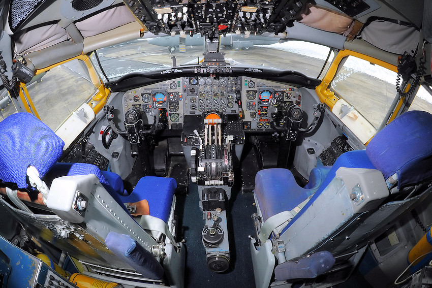 Boeing EC-135E ARIA - Cockpit