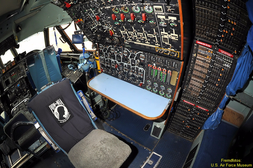 Lockheed C-141C Starlifter - Cockpit