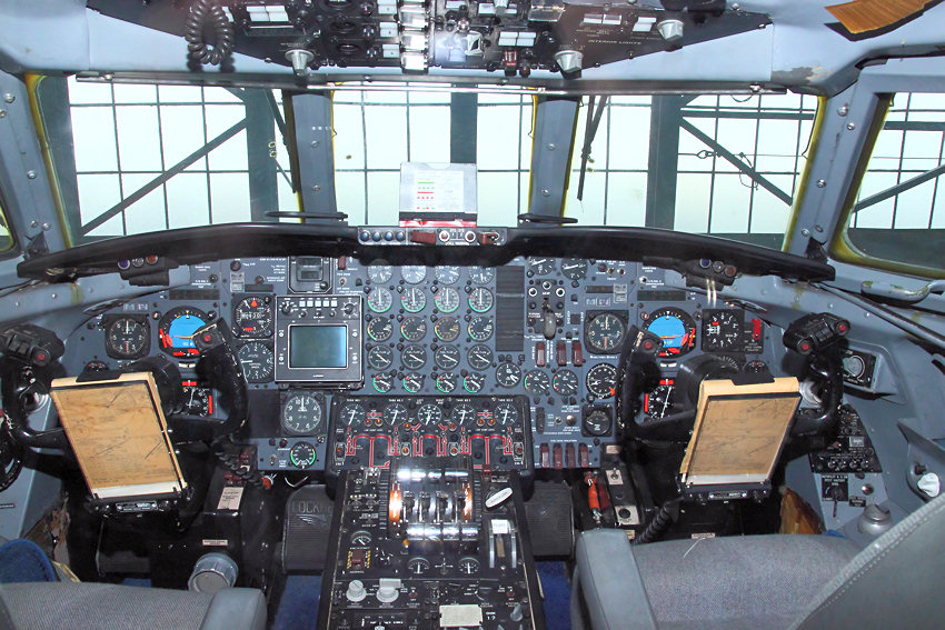 Lockheed VC 140 - Cockpit