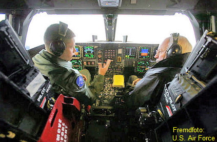 Northrop B-2 Spirit: Cockpit