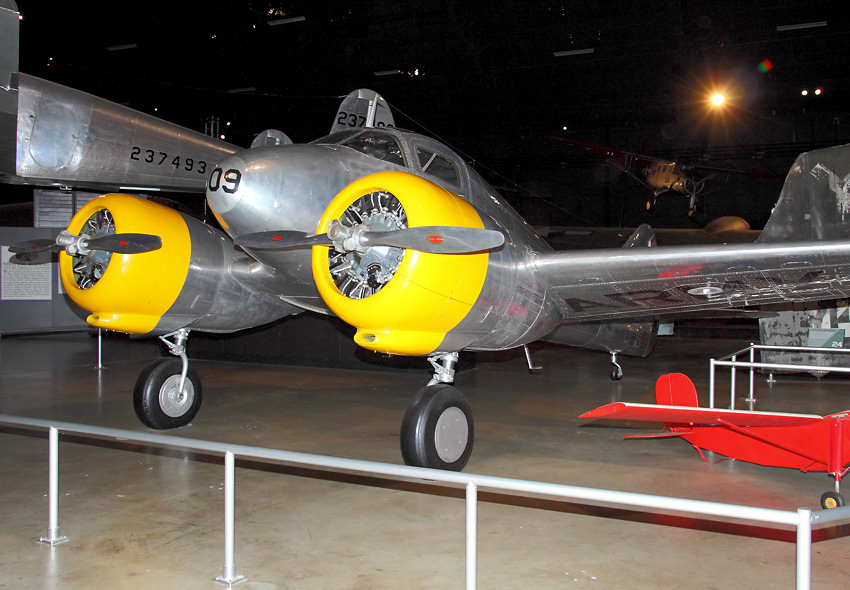 Curtiss AT-9 Jeep / Fledgling: Schulflugzeug für Piloten, die für den Einsatz auf mehrmotorige Militärflugzeuge vorbereitet werden sollten