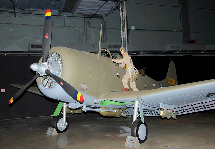 Douglas A-24:  landgestützte Versionen der Douglas SBD Dauntless als Sturzbomber ohne Fanghaken