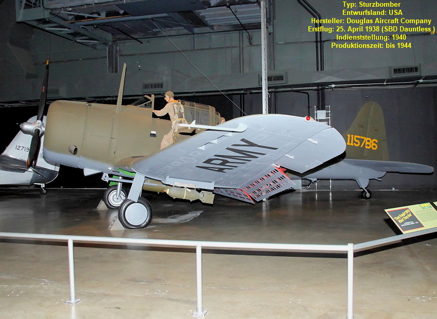 Douglas A-24:  landgestützte Versionen der Douglas SBD-3 Dauntless