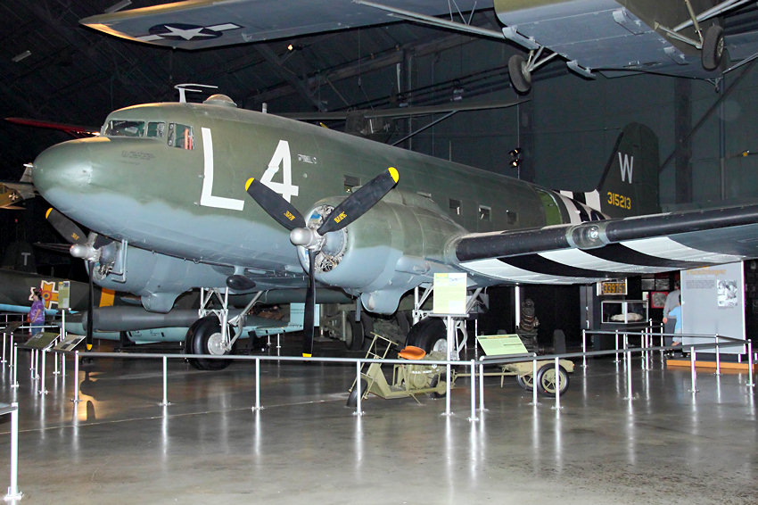 Douglas C-47 Skytrain: militärische Version der zivilen Douglas DC-3 der Douglas Aircraft Company von 1935