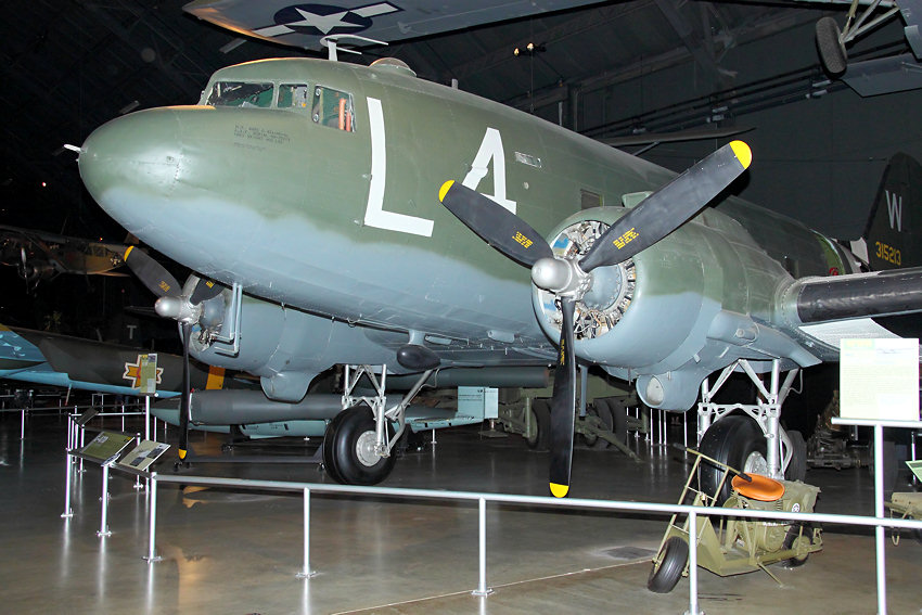 Douglas C-47D Skytrain: militärische Version der zivilen Douglas DC-3 der Douglas Aircraft Company von 1935