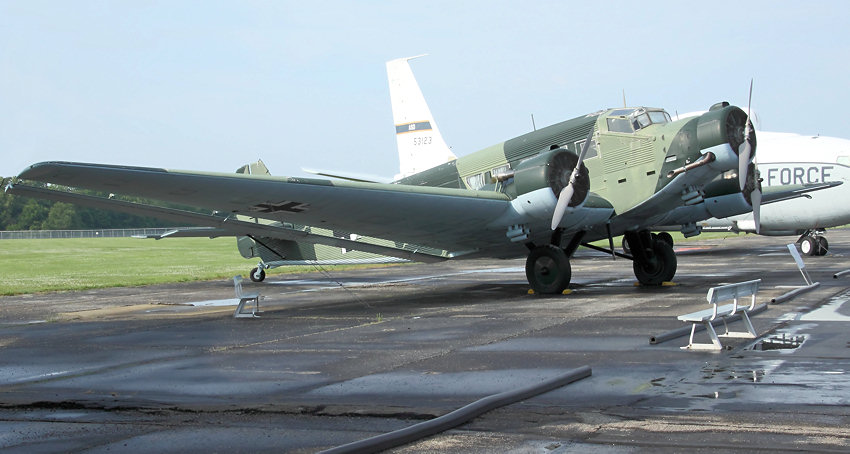 Junkers Ju 52: Das dreimotorige Flugzeug besteht aus Wellblech und steht als Synonym für Zuverlässigkeit und komfortables Reisen