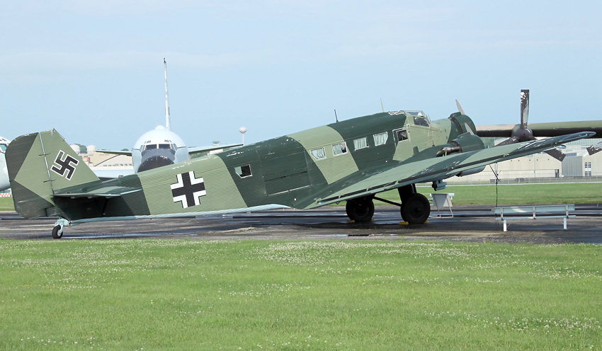 Junkers Ju 52: Das Flugzeug besteht aus Wellblech und wurde wie kein anderes Flugzeug seiner Zeit zum Synonym für Zuverlässigkeit und komfortables Reisen