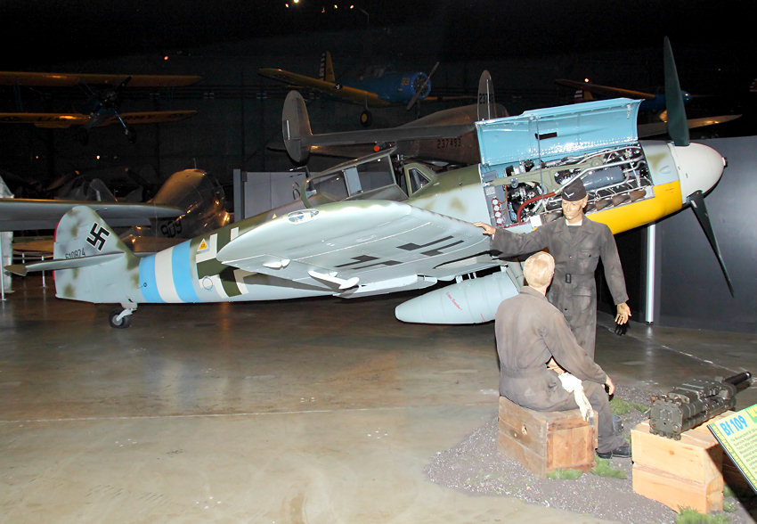 Messerschmitt Bf 109 G-10: neue Generation von Tiefdecker-Jagdflugzeug mit geschlossener Pilotenkanzel, Einziehfahrwerk und Ganzmetallkonstruktion von Rumpf und Tragflächen