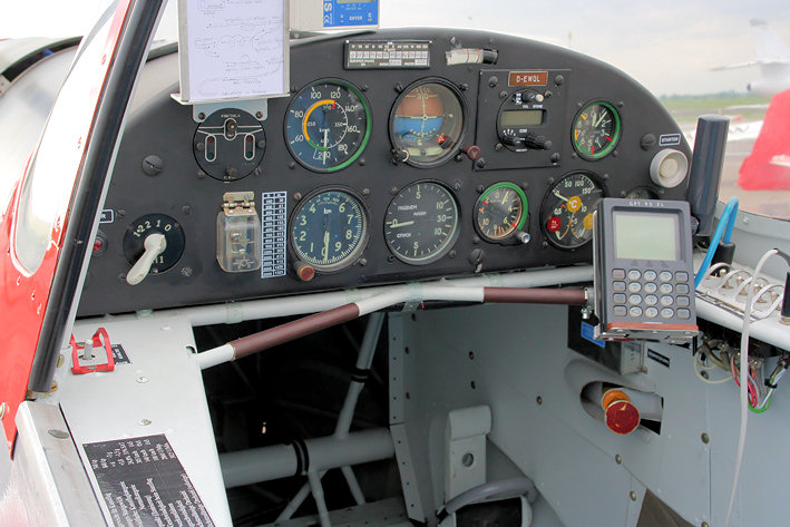 Zlin Z-526 AFS Akrobat Special: Cockpit
