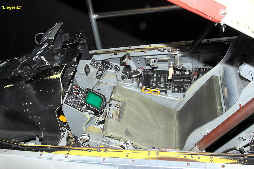 General Dynamics F-16 - Sitz