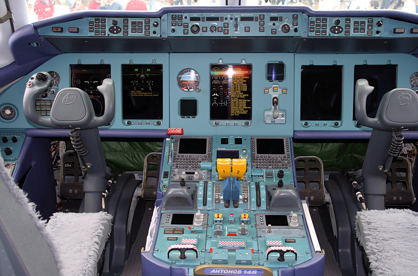 Antonow AN 148-100 B: 2-strahliges Regionalverkehrsflugzeug des ukrainischen Flugzeughersteller Antonow