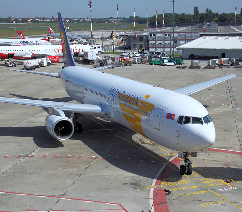 Boeing 767-300: das erste Langstreckenflugzeug von Boeing mit nur zwei Triebwerken