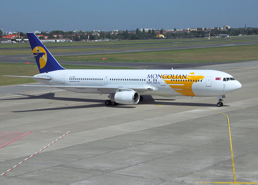 Boeing 767-300: das erste Langstreckenflugzeug von Boeing mit nur zwei Triebwerken