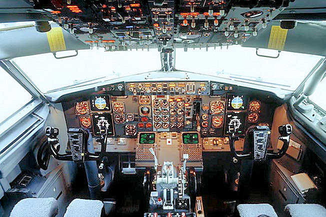 Cockpit der Boeing 737-300