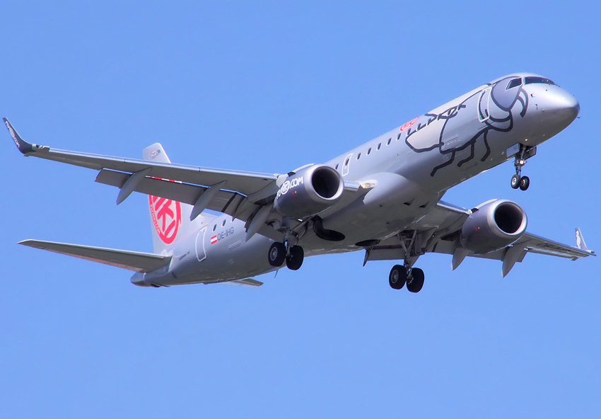 Embraer 190-100 LR: Flugzeug des brasilianischen Herstellers Embraer mit zwei Triebwerken