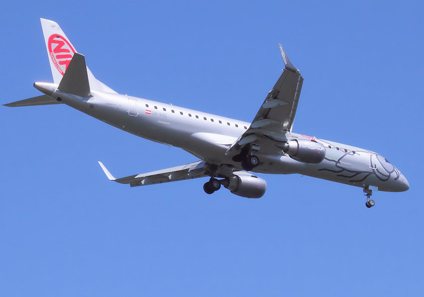 Embraer 190-100 LR: Flugzeug des brasilianischen Herstellers Embraer mit zwei Triebwerken
