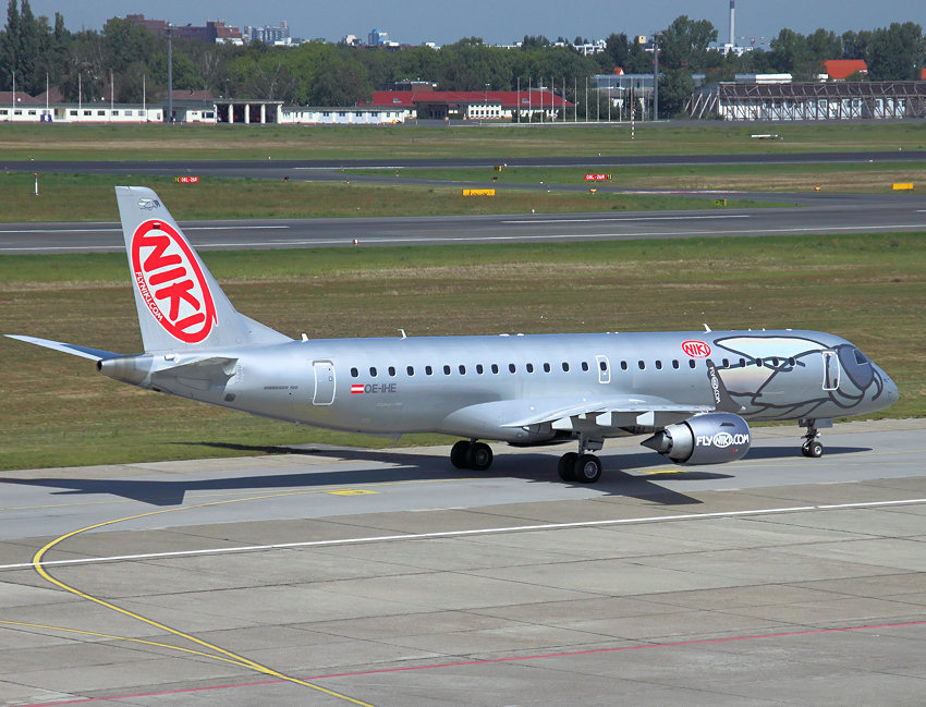Embraer 190-100 LR: Flugzeug des brasilianischen Herstellers Embraer mit zwei Triebwerken