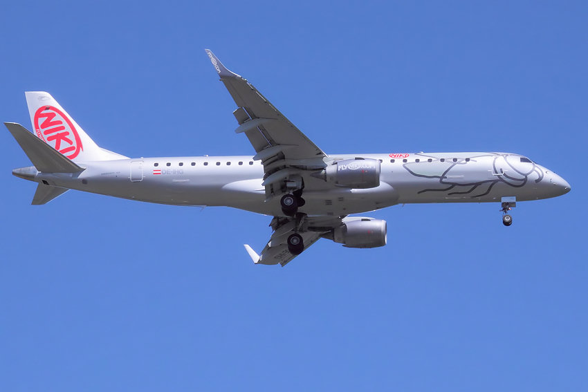 Embraer ERJ 190-100 LR: Flugzeug des brasilianischen Herstellers Embraer mit zwei Triebwerken