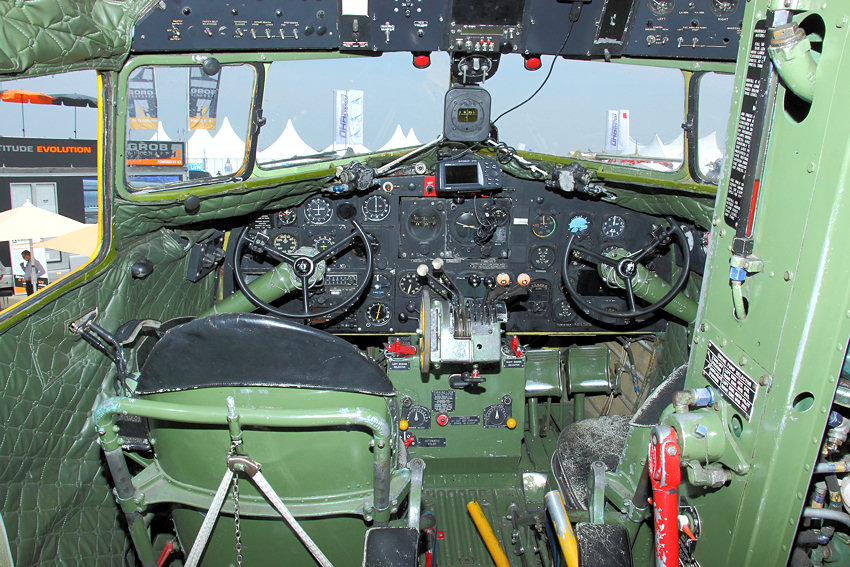 Douglas DC-3: Cockpit des Flugzeugs der Douglas Aircraft Company
