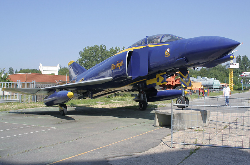 McDonnell Douglas F-4 J Phantom: Anstrich der US-Kunstflugstaffel Blue Angels