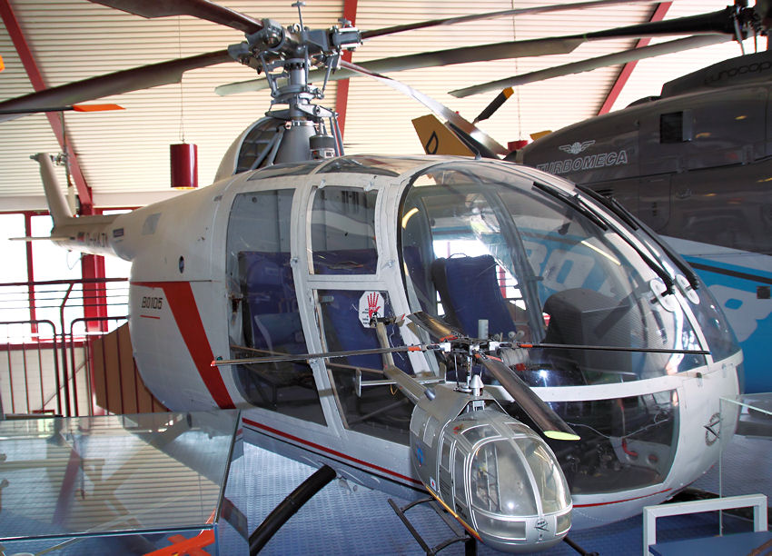 Bölkow BO 105: Hubschrauber mit GfK-Rotorblätter und gelenklosem Rotorkopf