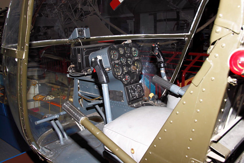 Hiller UH-23 C Raven: Die zyklische Blattverstellung wird nur auf die kürzeren Hilfsrotorflächen übertragen