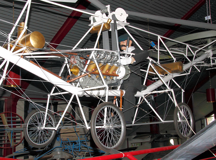 Paul Cornu: Nachbau des ersten Hubschraubers der Welt in Originalgröße