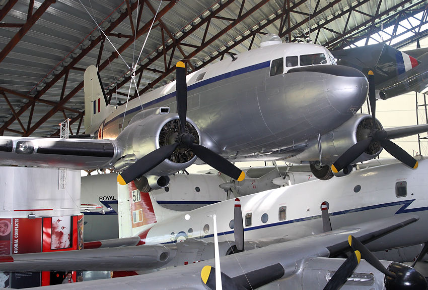 Douglas C-47 Dakota (Zivil = DC 3): freitragender Tiefdecker von 1943