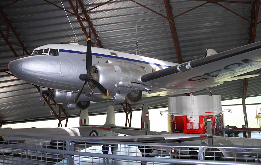 Douglas C-47 Dakota (Zivil = DC 3): freitragender Tiefdecker von 1943
