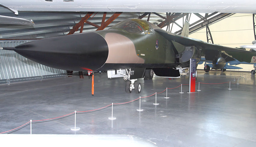General Dynamics F-111: erstes Schwenkflügel-Kampfflugzeug der Welt