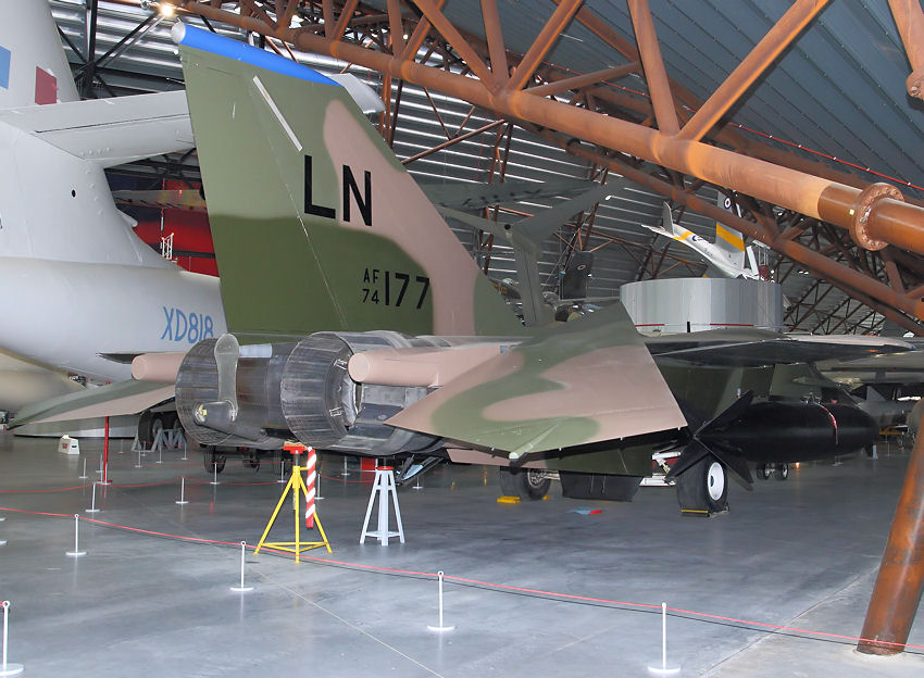 General Dynamics F-111: erstes Schwenkflügel-Kampfflugzeug der Welt