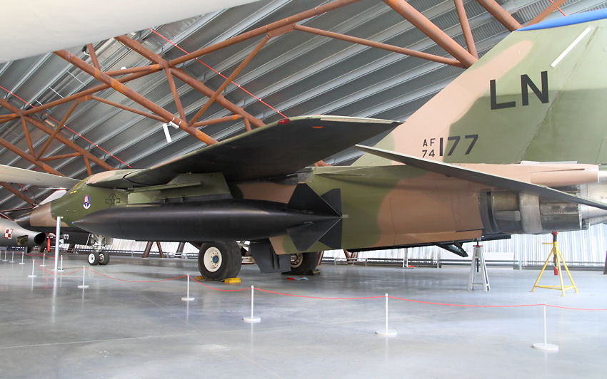 General Dynamics F-111: erstes Schwenkflügel-Kampfflugzeug der Welt
