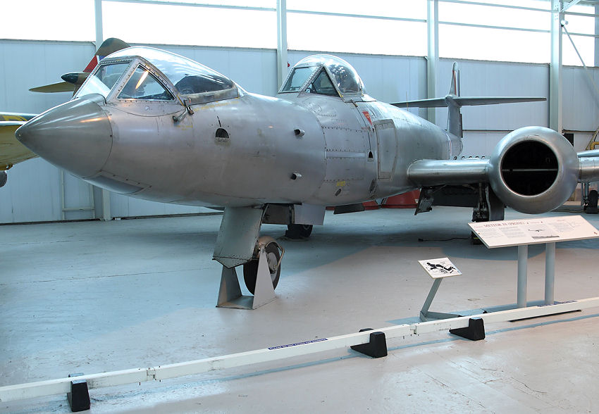 Gloster Meteor F8 Prone: Flugzeug zum Test für Flüge in liegender Bauchlage zur Erhöhung der G-Kräfte