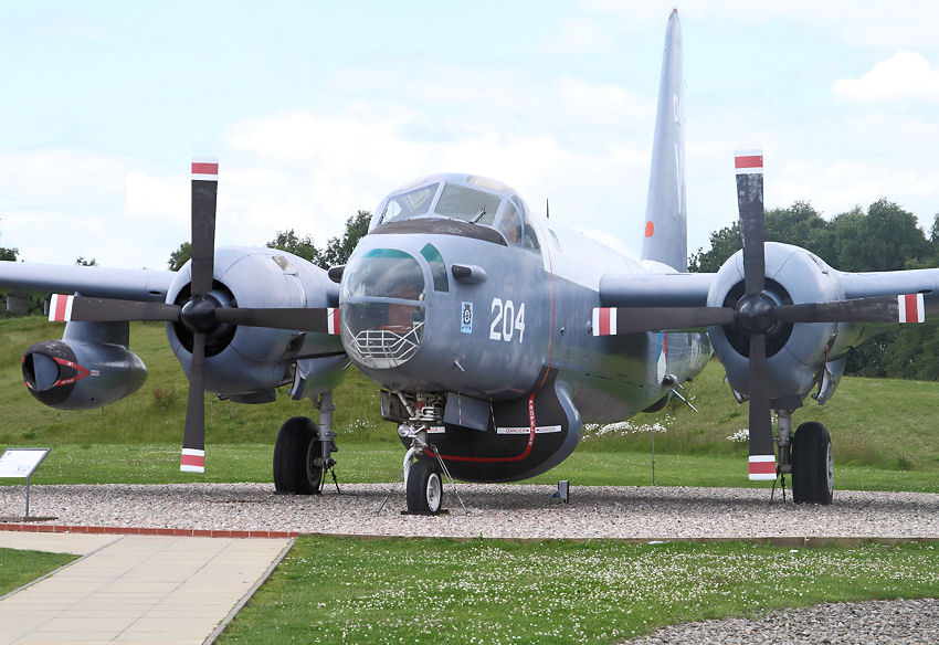 Lockheed P-2 Neptune: Marineaufklärer mit 2 Sternmotore und 2 Strahltriebwerke