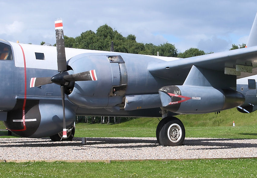 Lockheed P-2H Neptune: Marineaufklärer mit 2 Sternmotore und 2 Strahltriebwerke