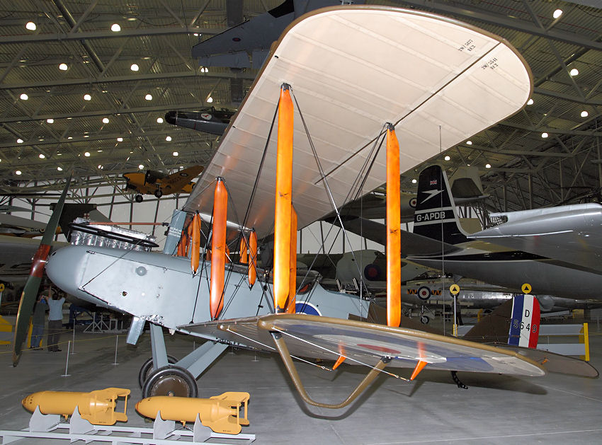 Airco D.H.  9: 1-motoriger, 2-sitziger Doppeldecker von 1917 (ab 1920 de Havilland)