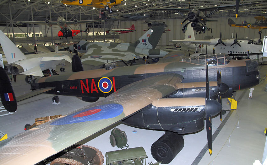 Avro  Lancaster:  Der bekannteste schwerer Bomber der Briten im Zweiten Weltkrieg (GB)