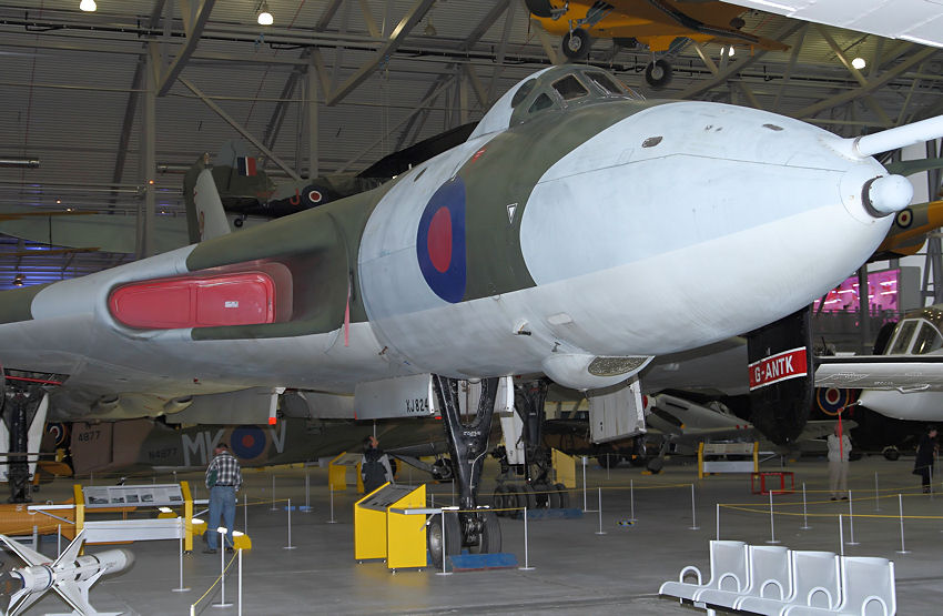 Avro Vulcan: Die Avro 698 Vulcan war ein schwerer Bomber der britischen Royal Air Force mit enormer Reichweite und Nutzlast.