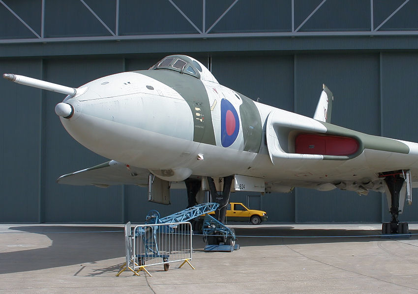 Avro Vulcan B2: Die Avro 698 Vulcan war ein schwerer Bomber der britischen Royal Air Force mit enormer Reichweite und Nutzlast.