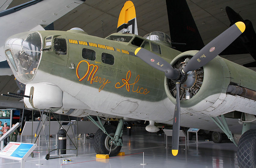 Boeing B-17 “Flying Fortress”: war im 2. Weltkrieg der bekannteste Bomber der USA
