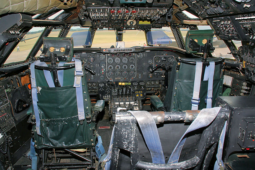 Bristol Britannia 312: Cockpit