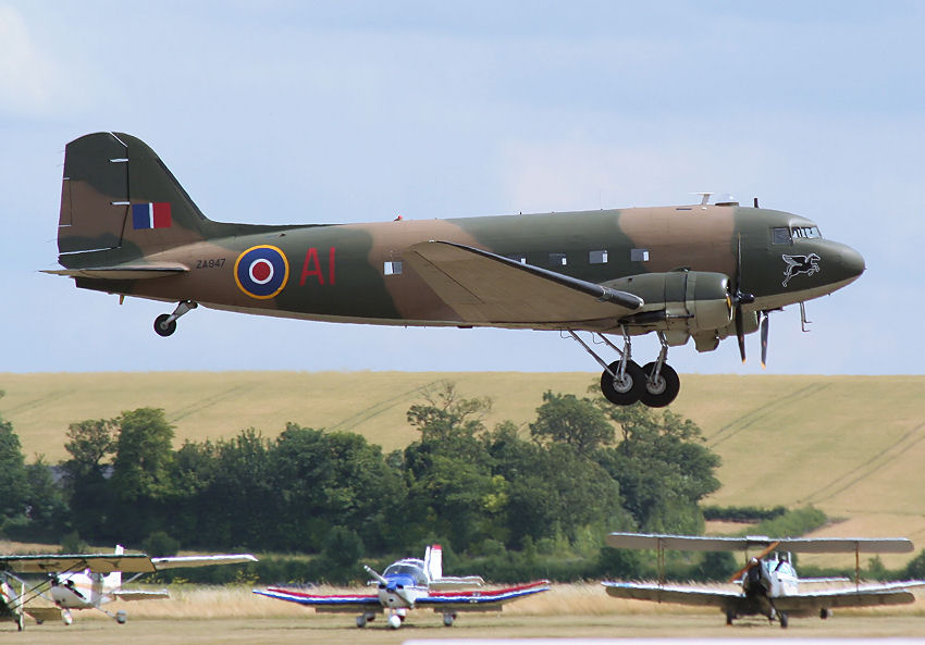 Douglas C-47 Dakota: mit Militär-Bemalung der Royal Air Force in der damaligen Zeit des Zweiten Weltkriegs