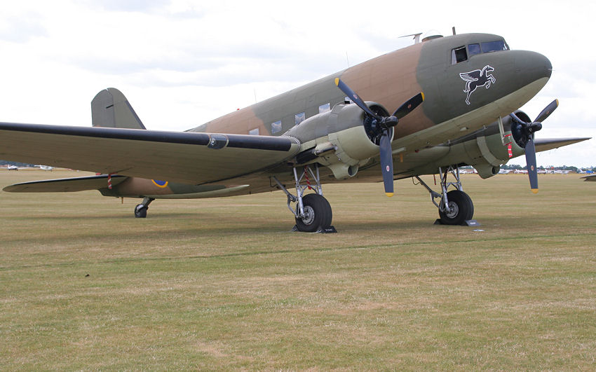 Douglas C-47 Dakota: mit Militär-Bemalung der Royal Air Force in der damaligen Zeit des Zweiten Weltkriegs