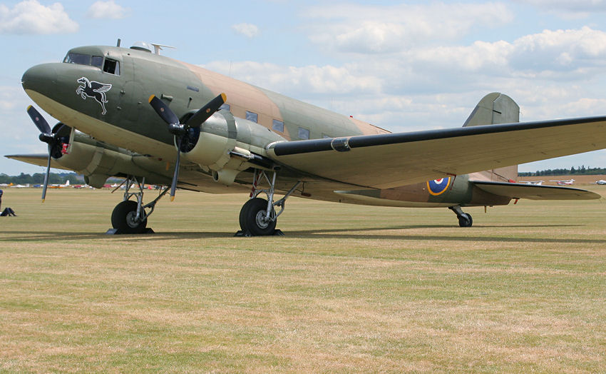 Douglas C-47 Dakota: mit Militär-Bemalung der Royal Air Force in der damaligen Zeit des Zweiten Weltkriegs
