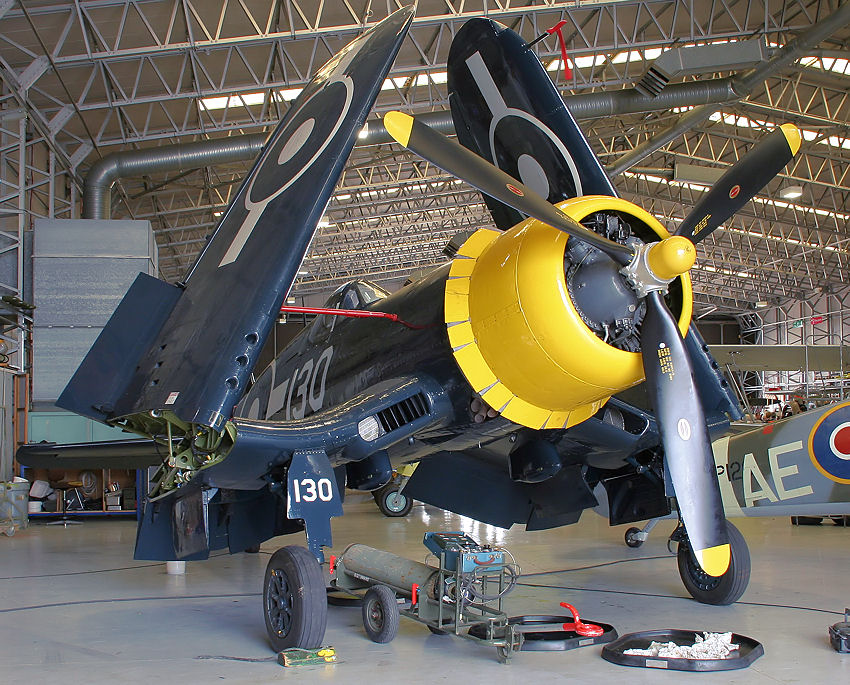 Chance Vought F4U-4 “Corsair”:  schweres Jagdflugzeug mit Propellerdurchmesser von 4 Meter !!