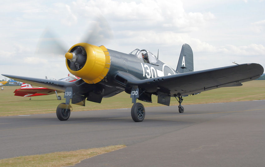 Chance Vought F4U-4 “Corsair”:  schweres Jagdflugzeug mit Propellerdurchmesser von 4 Meter !!